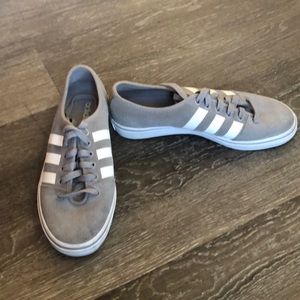 Adidas low top light grey sneakers